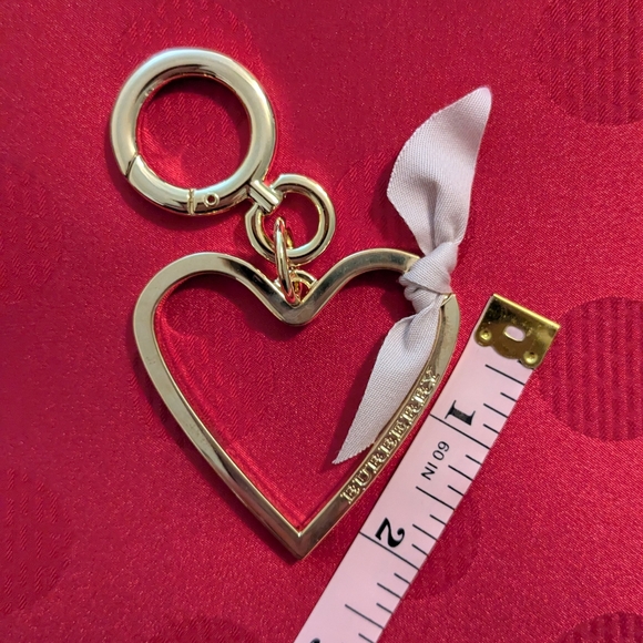 🆕 Burberry Gold Heart Bag Charm Keyring with Pink Ribbon New In Box - Picture 7 of 9